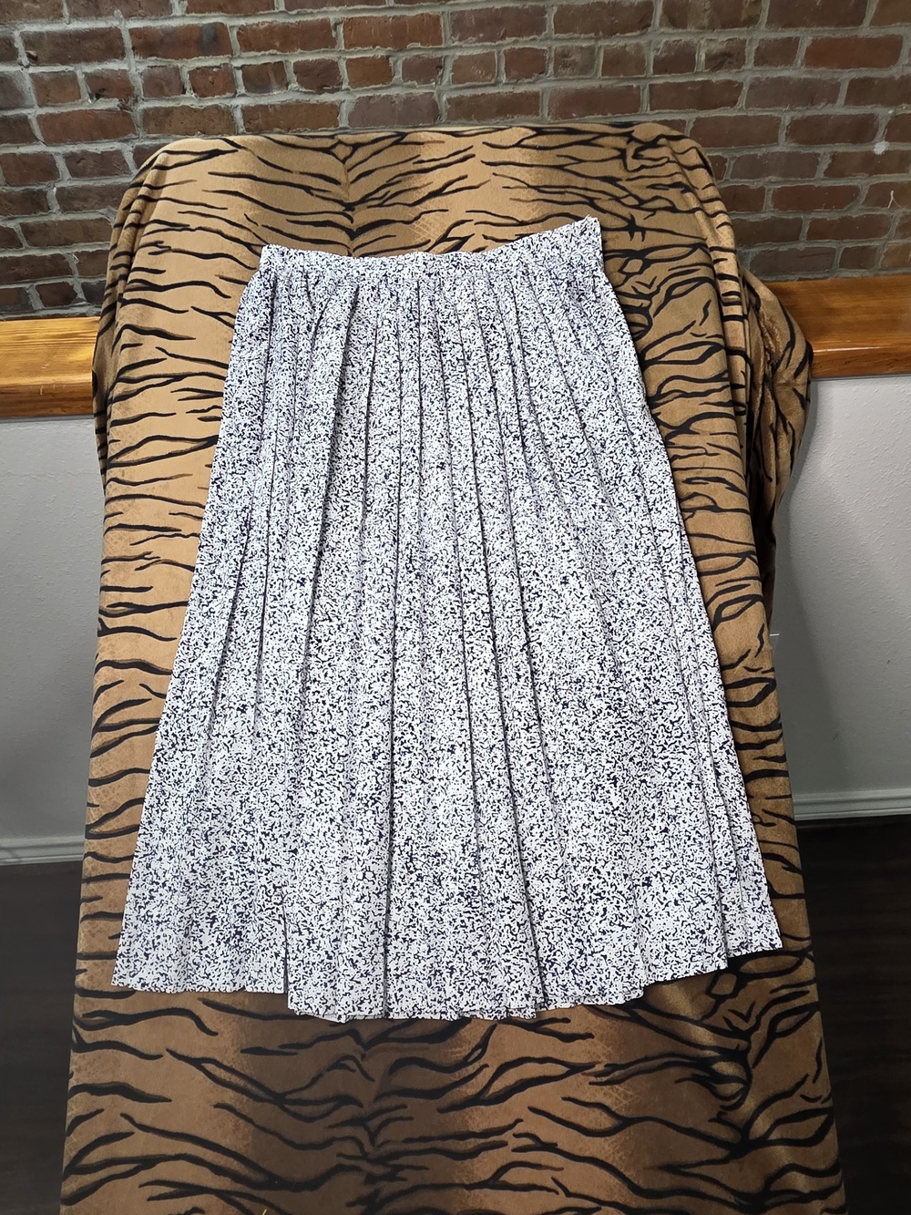 Embrace timeless vintage charm with this beautiful pleated midi skirt from Liz P